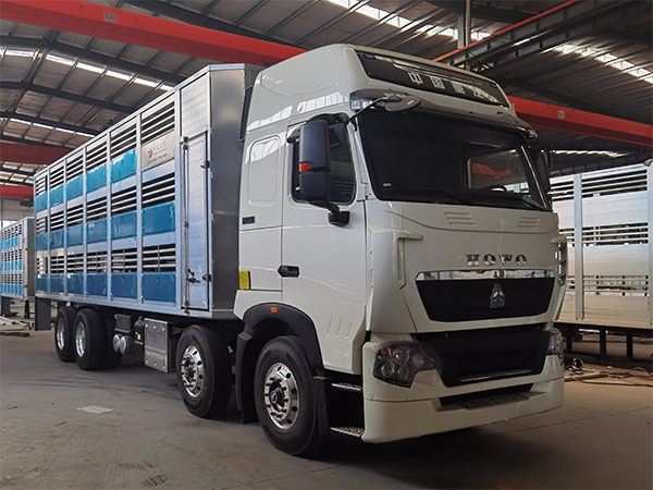 重汽國六9.6米畜禽運輸車 重汽國六9.6米畜禽運輸車