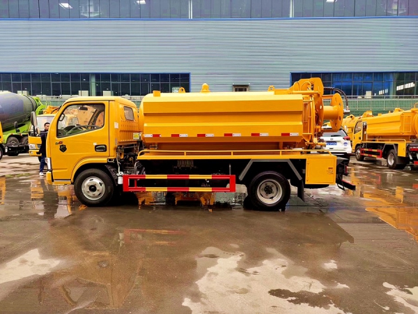 東風(fēng)D6多利卡2水4塵 6方清洗吸污車國(guó)六