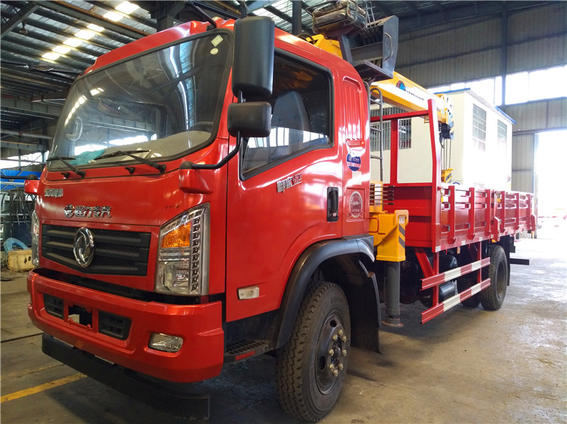 東風(fēng)御虎6.3噸小黃牌隨車吊 東風(fēng)御虎6.3噸小黃牌隨車吊