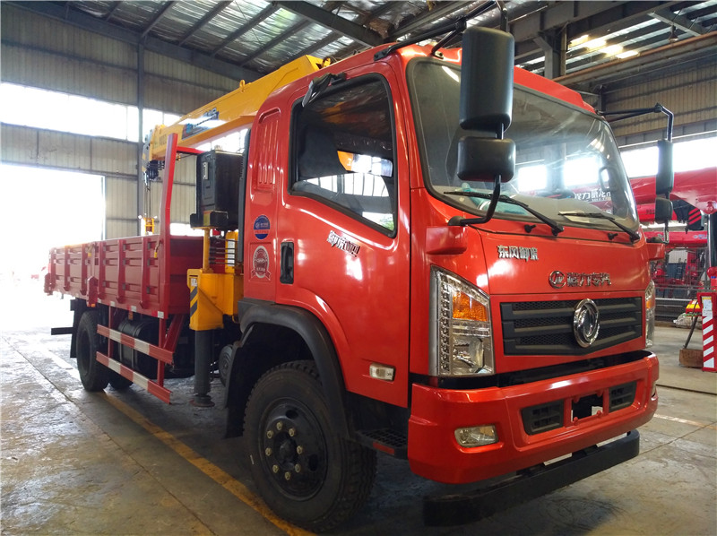 東風(fēng)御虎6.3噸小黃牌隨車吊 東風(fēng)御虎6.3噸小黃牌隨車吊