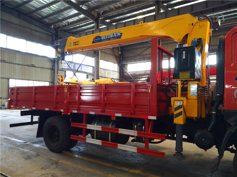 東風(fēng)御虎6.3噸小黃牌隨車吊 東風(fēng)御虎6.3噸小黃牌隨車吊