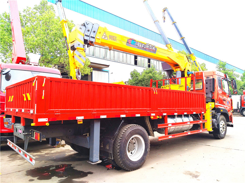 重汽王牌單橋6.3噸隨車(chē)吊 重汽王牌單橋6.3噸隨車(chē)吊