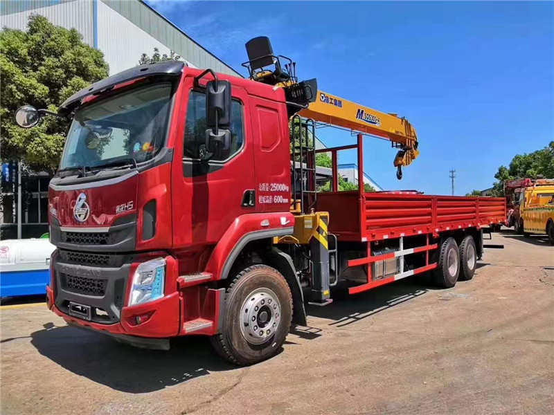 柳汽后雙橋徐工12噸隨車吊 柳汽后雙橋徐工12噸隨車吊