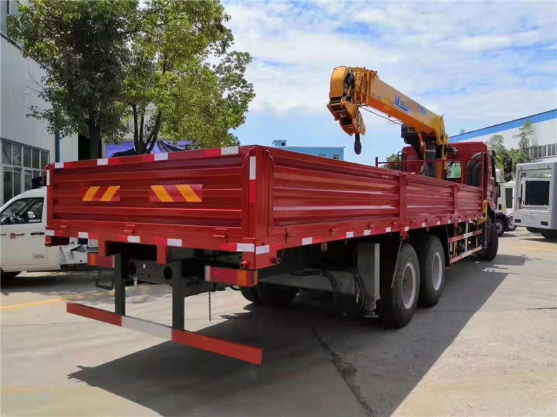 柳汽后雙橋徐工12噸隨車吊 柳汽后雙橋徐工12噸隨車吊