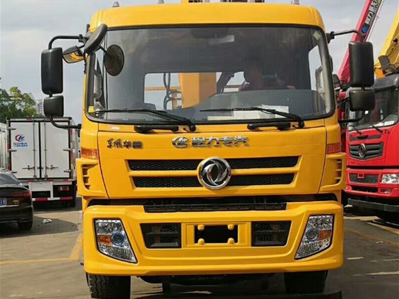 東風華神后八輪12噸工程黃 東風華神后八輪12噸工程黃