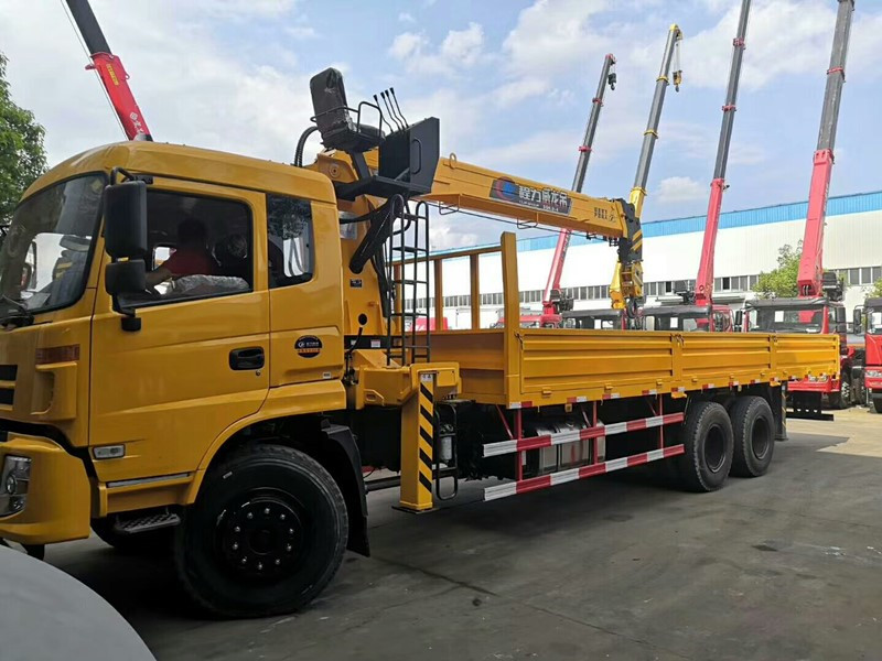 東風華神后八輪12噸工程黃 東風華神后八輪12噸工程黃