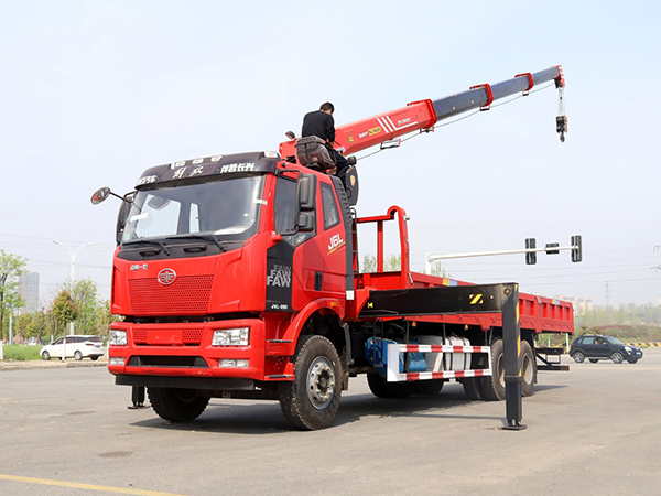國六解放J6后八輪隨車吊專用底盤 國六解放J6后八輪隨車吊專用底盤