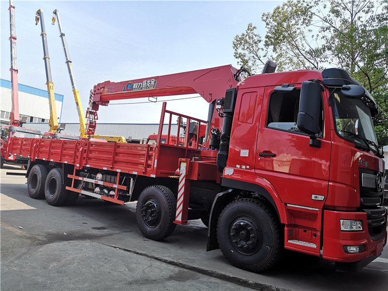 東風(fēng)暢行D7L前四后八14噸隨車吊 東風(fēng)暢行D7L前四后八14噸隨車吊