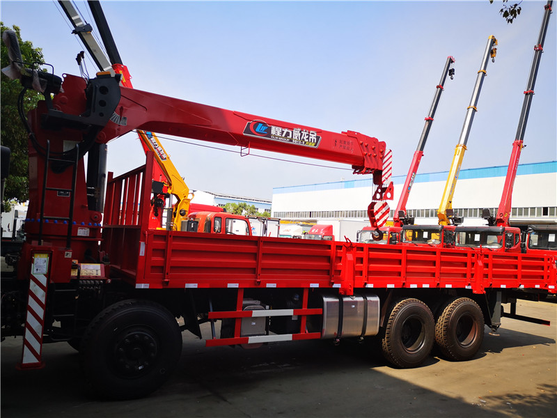 東風(fēng)暢行D7L前四后八14噸隨車吊 東風(fēng)暢行D7L前四后八14噸隨車吊