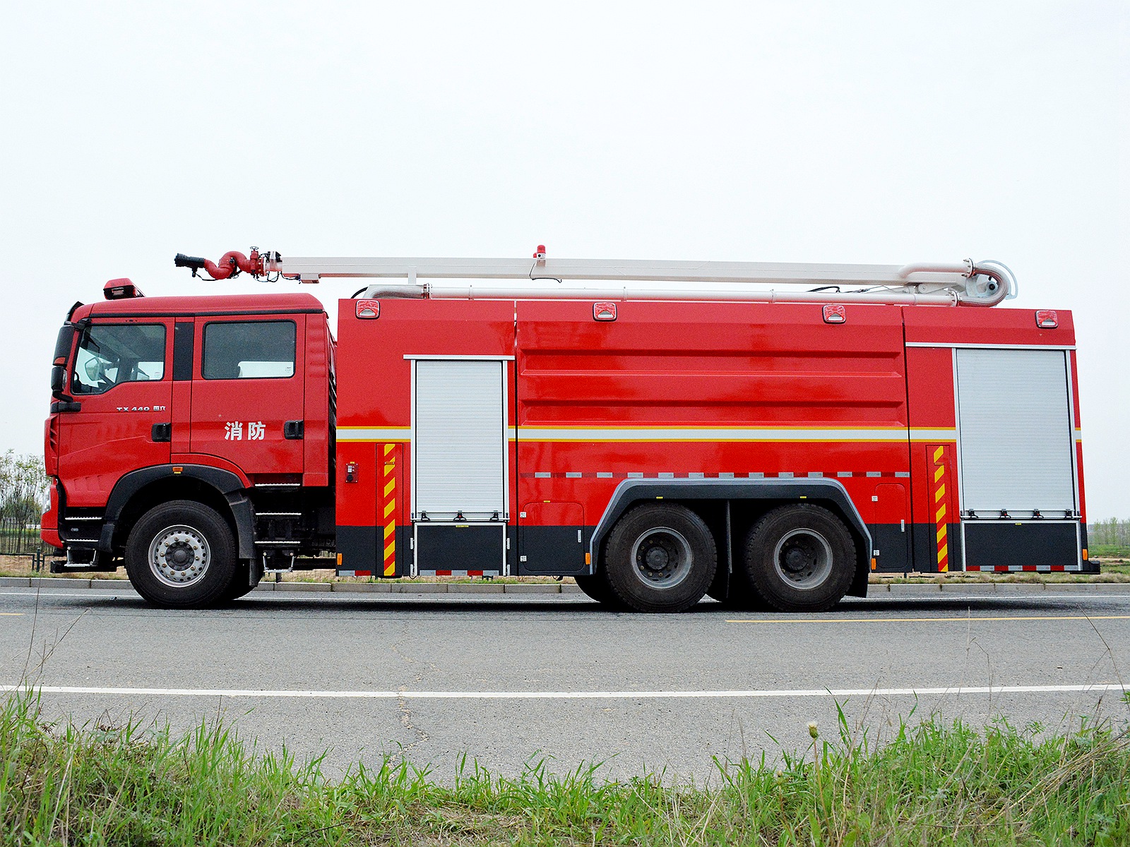 國(guó)六豪沃后雙橋12立方18米舉高噴射消防車(chē)